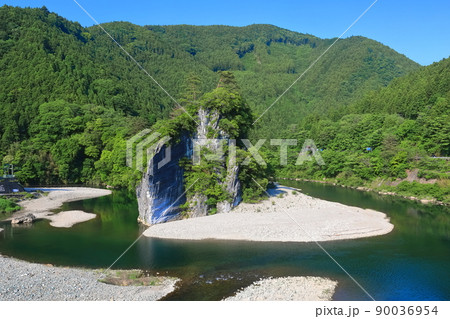 【愛媛県】晴天下の御三戸嶽(仁淀川) 【愛媛県】晴天下の御三戸嶽(仁淀川) 90036954