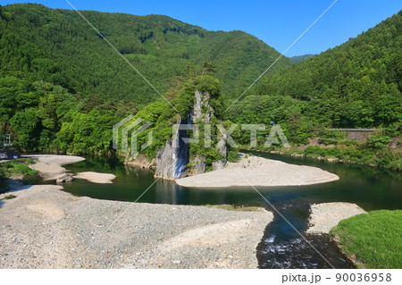 【愛媛県】晴天下の御三戸嶽（仁淀川） 90036958