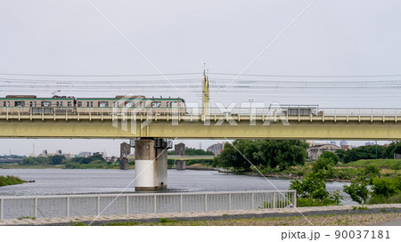 多摩川を渡る電車 90037181