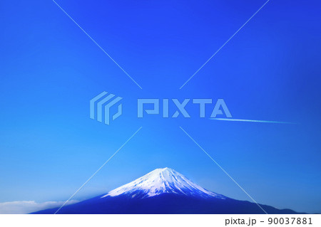 雲一つない青空を背景にした富士山と一筋の飛行機雲 90037881