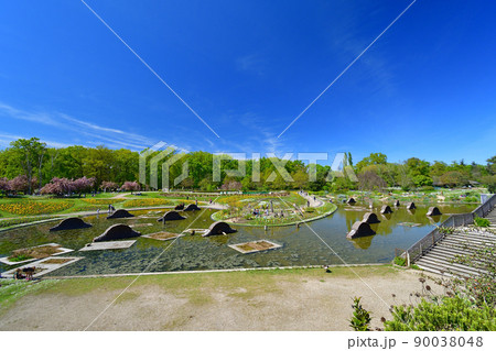 フランス。パリのフラワーパークにある池。2022年4月17日撮影。 90038048