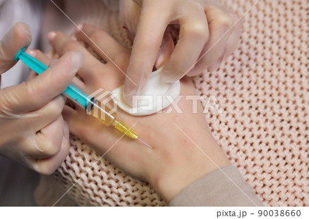 Doctor doing stem cell therapy on a patient's elbow after the injury. Treating knee pain with platelet-rich plasma injection. Treatment of arthritis and osteoarthritis.Medical and cosmetology concept. 90038660