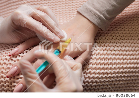 Doctor doing stem cell therapy on a patient's elbow after the injury. Treating knee pain with platelet-rich plasma injection. Treatment of arthritis and osteoarthritis.Medical and cosmetology concept. 90038664