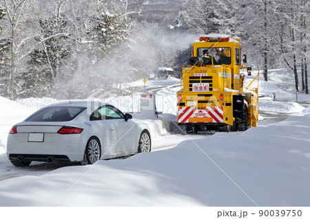 豪雪地帯の除雪作業 風景　ロータリー除雪車と自動車 90039750