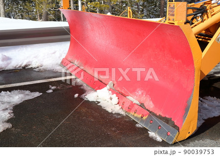 除雪機の赤いバケット　 ホイールローダー 90039753