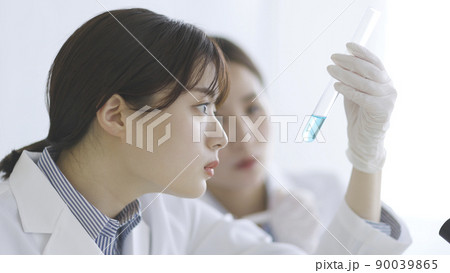 試験管を見つめる白衣の女性 研究 実験 試験管を見つめる白衣の女性 研究 実験 90039865