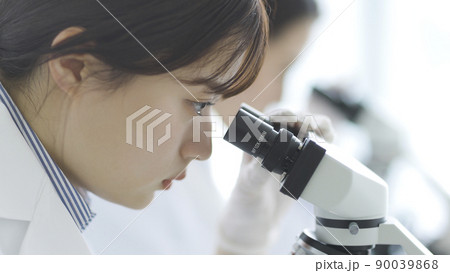 顕微鏡を覗く白衣の女性 研究 実験 90039868