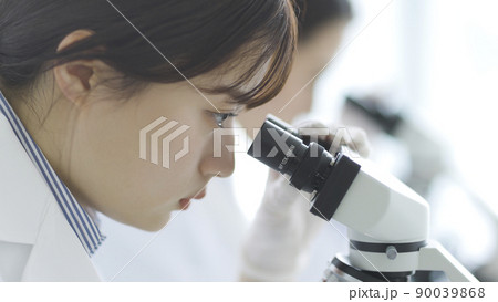 顕微鏡を覗く白衣の女性 研究 実験 顕微鏡を覗く白衣の女性 研究 実験 90039868
