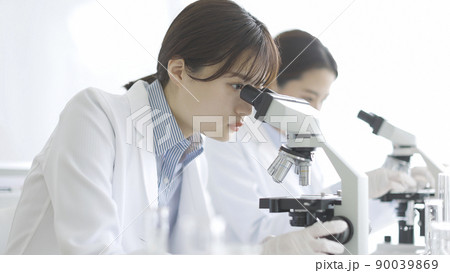 顕微鏡を覗く白衣の女性 研究 実験 顕微鏡を覗く白衣の女性 研究 実験 90039869
