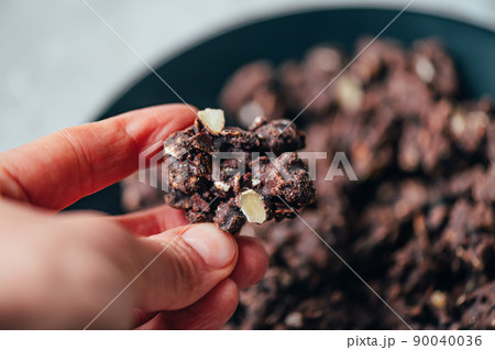 Healthy snacks frfom nuts in chocolate 90040036