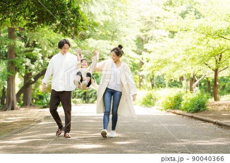 公園で遊ぶ家族 90040366