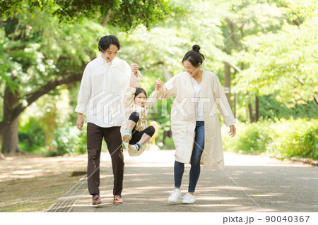公園で遊ぶ家族 90040367