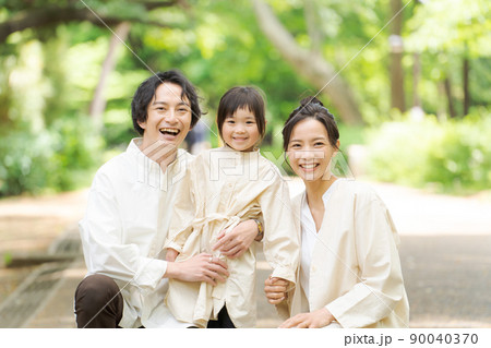 公園で遊ぶ家族 公園で遊ぶ家族 90040370