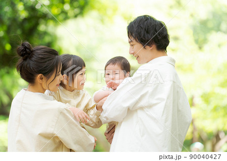 公園で遊ぶ家族 90040427