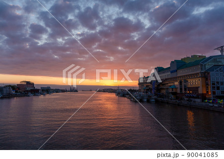 幣舞橋　釧路川に沈む夕日と夕焼け　うろこ雲　漁船 90041085