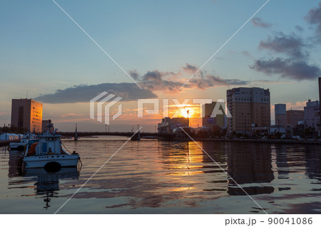 幣舞橋　釧路川に沈む夕日と夕焼け　漁船 90041086