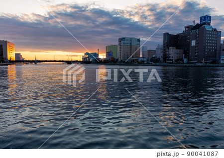 幣舞橋 釧路川に沈む夕日と夕焼け 幣舞橋 釧路川に沈む夕日と夕焼け 90041087