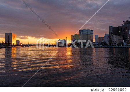 幣舞橋 釧路川に沈む夕日と真っ赤な夕焼け 川に映る光線 幣舞橋 釧路川に沈む夕日と真っ赤な夕焼け 川に映る光線 90041092