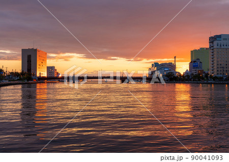 幣舞橋 釧路川に沈む夕日と真っ赤な夕焼け 川に映る光線 幣舞橋 釧路川に沈む夕日と真っ赤な夕焼け 川に映る光線 90041093