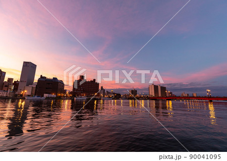 幣舞橋　釧路川に沈む夕日と真っ赤な夕焼け 90041095