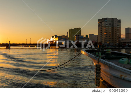 幣舞橋 釧路川に沈む夕日と夕焼け 漁船 幣舞橋 釧路川に沈む夕日と夕焼け 漁船 90041099