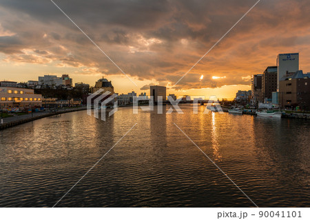 幣舞橋 釧路川に沈む夕日と夕焼け 川に映る光線 幣舞橋 釧路川に沈む夕日と夕焼け 川に映る光線 90041101