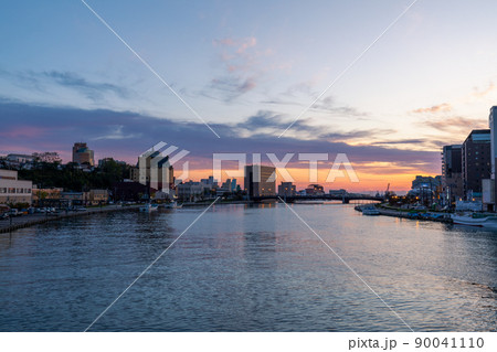 幣舞橋 釧路川に沈む夕日と夕焼け 幣舞橋 釧路川に沈む夕日と夕焼け 90041110