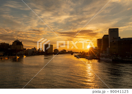 幣舞橋 釧路川に沈む夕日 川に映る光線 幣舞橋 釧路川に沈む夕日 川に映る光線 90041125