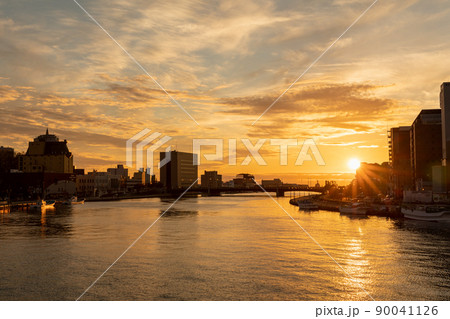 幣舞橋 釧路川に沈む夕日 川に映る光線 幣舞橋 釧路川に沈む夕日 川に映る光線 90041126