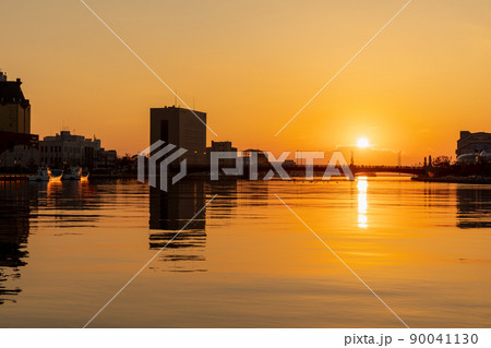 幣舞橋 釧路川に沈む夕日 川に映る光線 幣舞橋 釧路川に沈む夕日 川に映る光線 90041130