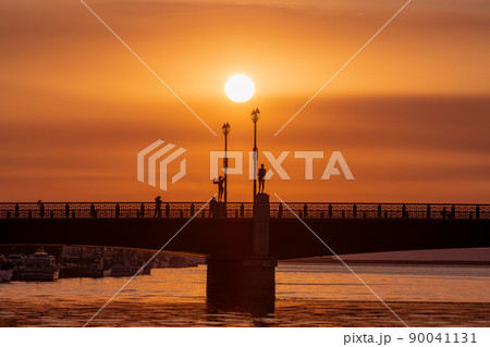 幣舞橋　四季の像に沈む真っ赤な夕日 90041131