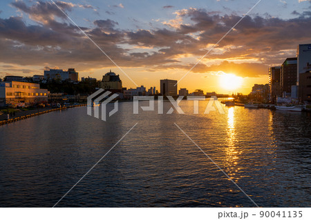 幣舞橋 釧路川に沈む夕日 川に映る光線 幣舞橋 釧路川に沈む夕日 川に映る光線 90041135