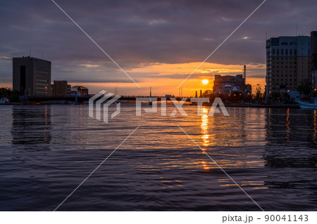 幣舞橋 釧路川に沈む夕日 川に映る光線 幣舞橋 釧路川に沈む夕日 川に映る光線 90041143