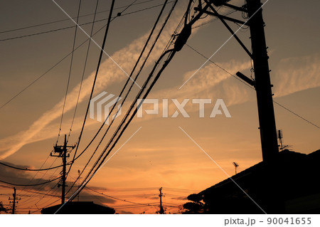 夕暮れ空と家のシルエット【東京都あきる野市】 夕暮れ空と家のシルエット【東京都あきる野市】 90041655