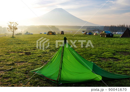 早春の富士山麓キャンプ　　ツェルト 90041670