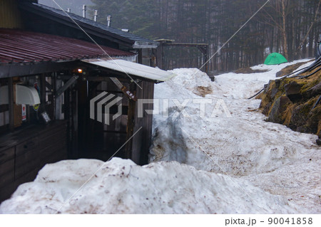 雪の八ヶ岳赤岳鉱泉 テント場の風景 雪の八ヶ岳赤岳鉱泉 テント場の風景 90041858