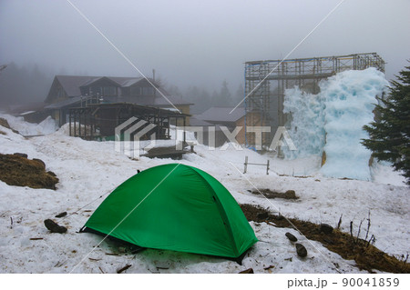 雪の八ヶ岳赤岳鉱泉　テント場の風景 90041859
