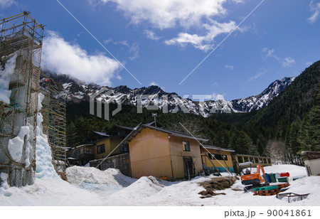 雪の八ヶ岳赤岳鉱泉の風景 90041861