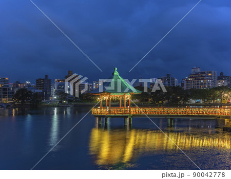 [九州・福岡] 大堀公園の池に立つ浮見堂の夜景。 90042778