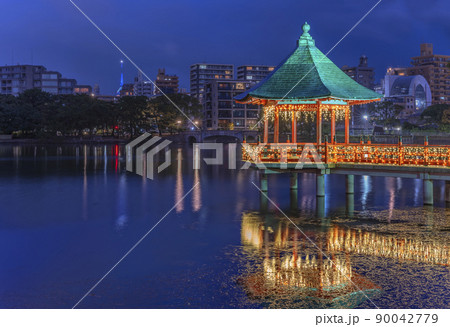[九州・福岡] 大堀公園の池に立つ浮見堂の夜景と背景に福岡タワー。 90042779