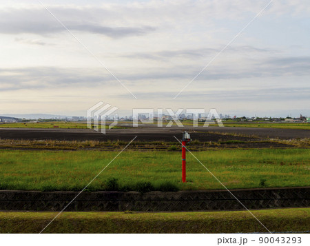 早朝の大阪国際空港の風景 早朝の大阪国際空港の風景 90043293