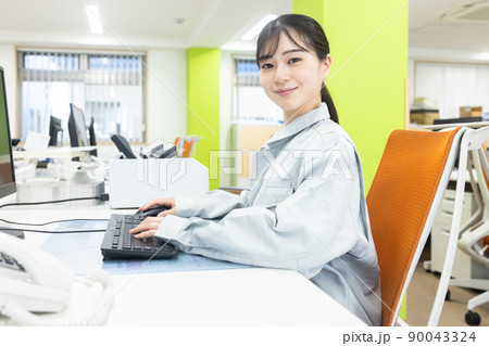 オフィスで働く女性 90043324