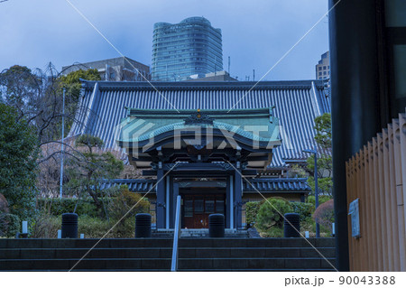 都会（オフィス街）の中に佇むお寺 90043388