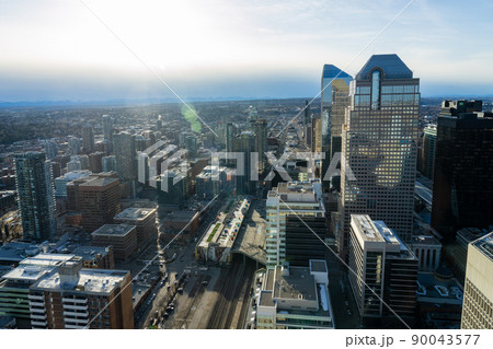 カナダ、アルバータ州、カルガリーのダウンタウンの街並み。 カナダ、アルバータ州、カルガリーのダウンタウンの街並み。 90043577