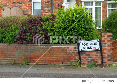 イギリス　リヴァプールのフォースリンロード　元ビートルズのポールマッカートニーが住んでいた通りの標識 90043909