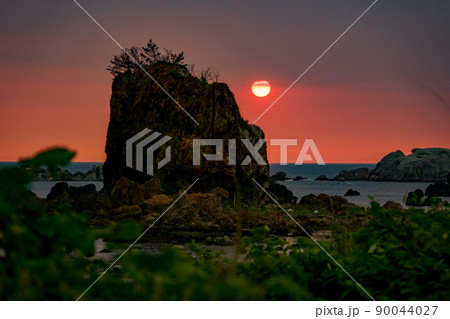 手前に大きな岩がある日本海に夕日が沈む夕景 手前に大きな岩がある日本海に夕日が沈む夕景 90044027
