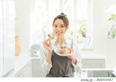 キッチンに立つ女性 90044497