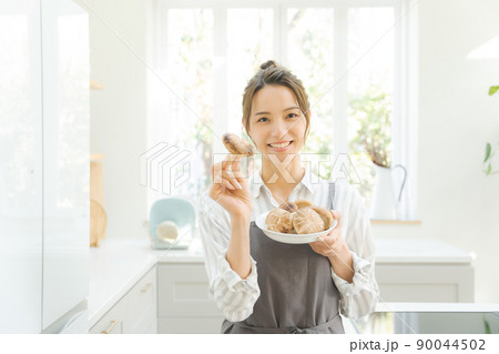 キッチンに立つ女性　きのこ　シイタケ 90044502