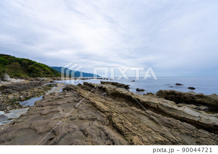 これは越前海岸の奇岩「弁慶の洗濯岩」の写真です 90044721