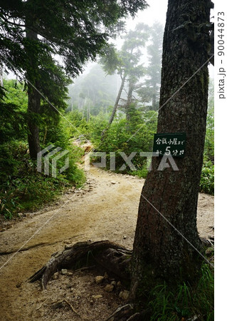 合戦小屋を案内する看板 中房温泉から燕岳に続く登山道 合戦小屋を案内する看板 中房温泉から燕岳に続く登山道 90044873